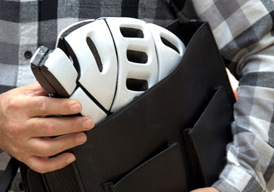 Capacete da bicicleta dobra e pode ser guardado