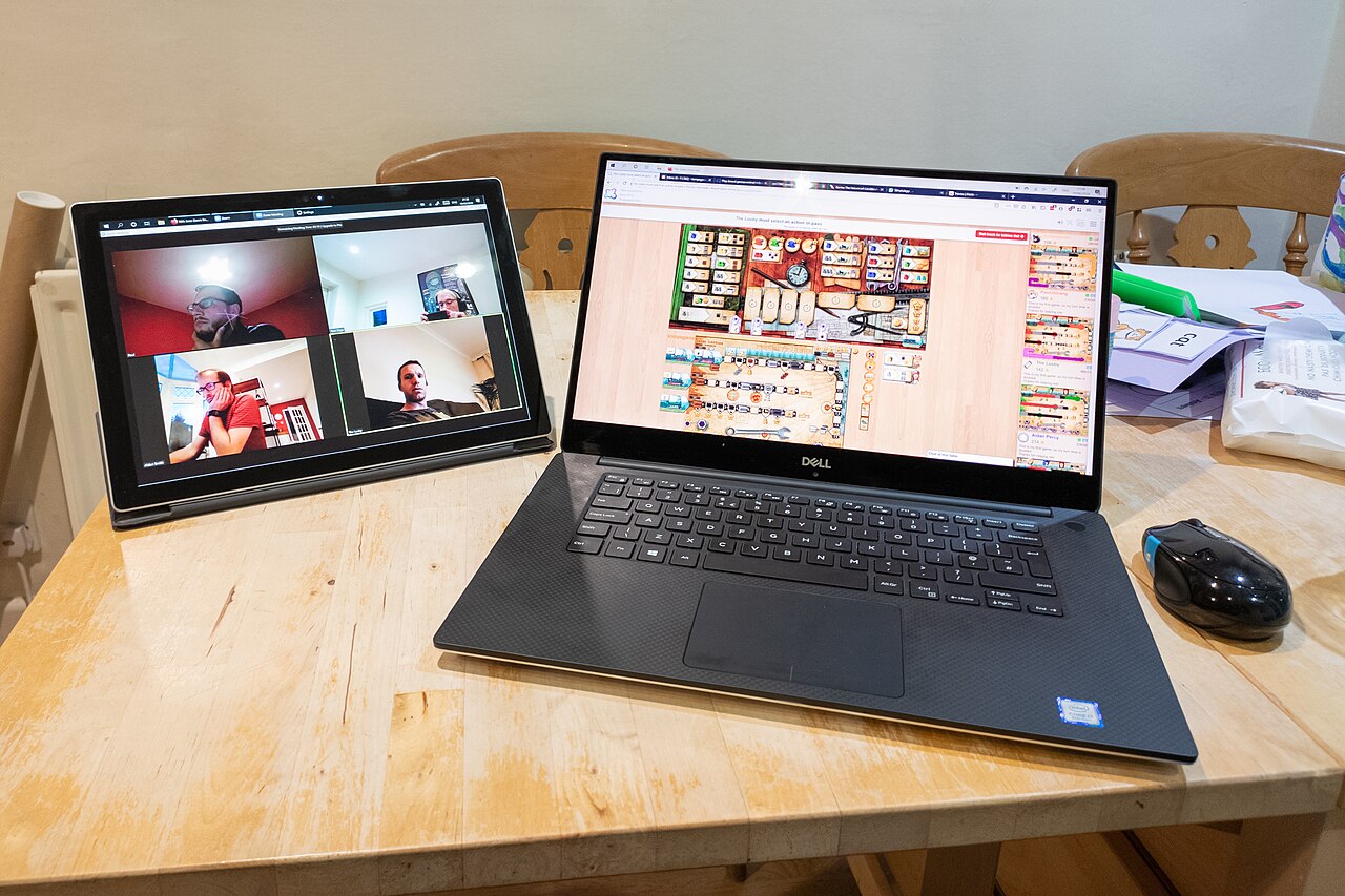 Dell XPS 15 em cima de uma mesa