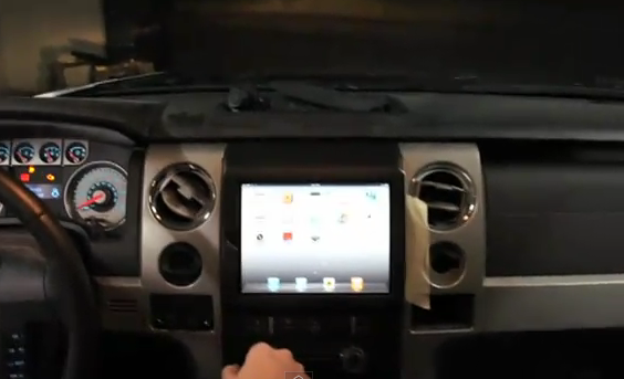 iPad 2 instalado em um carro