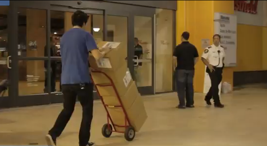 iPhone sendo entregue na Apple Store