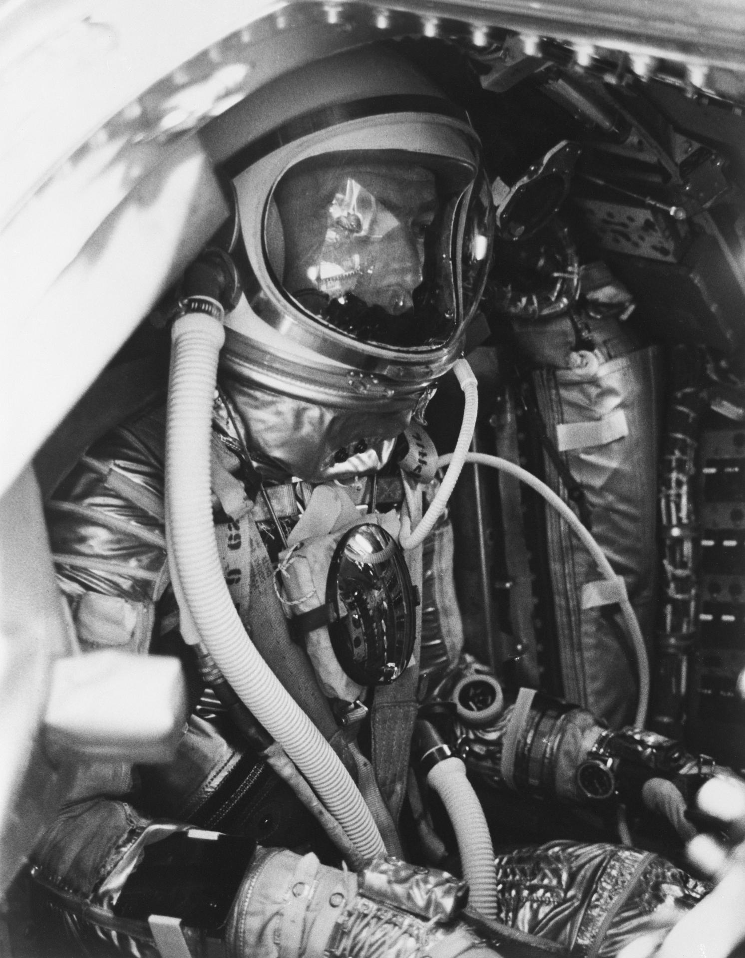 Scott Carpenter sendo preparado para entrar na capsula Aurora 7